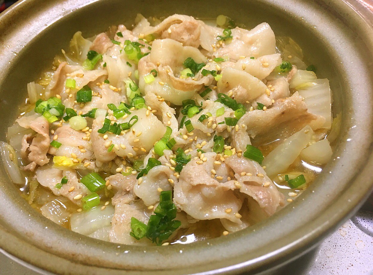 リュウジ 料理のおにいさんバズレシピ 鍋の常識が変わるくらい旨かった 一滴も水を使わない 無水油鍋 ニンニク2片をごま油大さじ3で炒め白菜250g 豚バラ0g乗せ酒大さじ3 白だし大さじ1入れ蓋をしてクタッとするまで弱火で煮るだけです 香りと