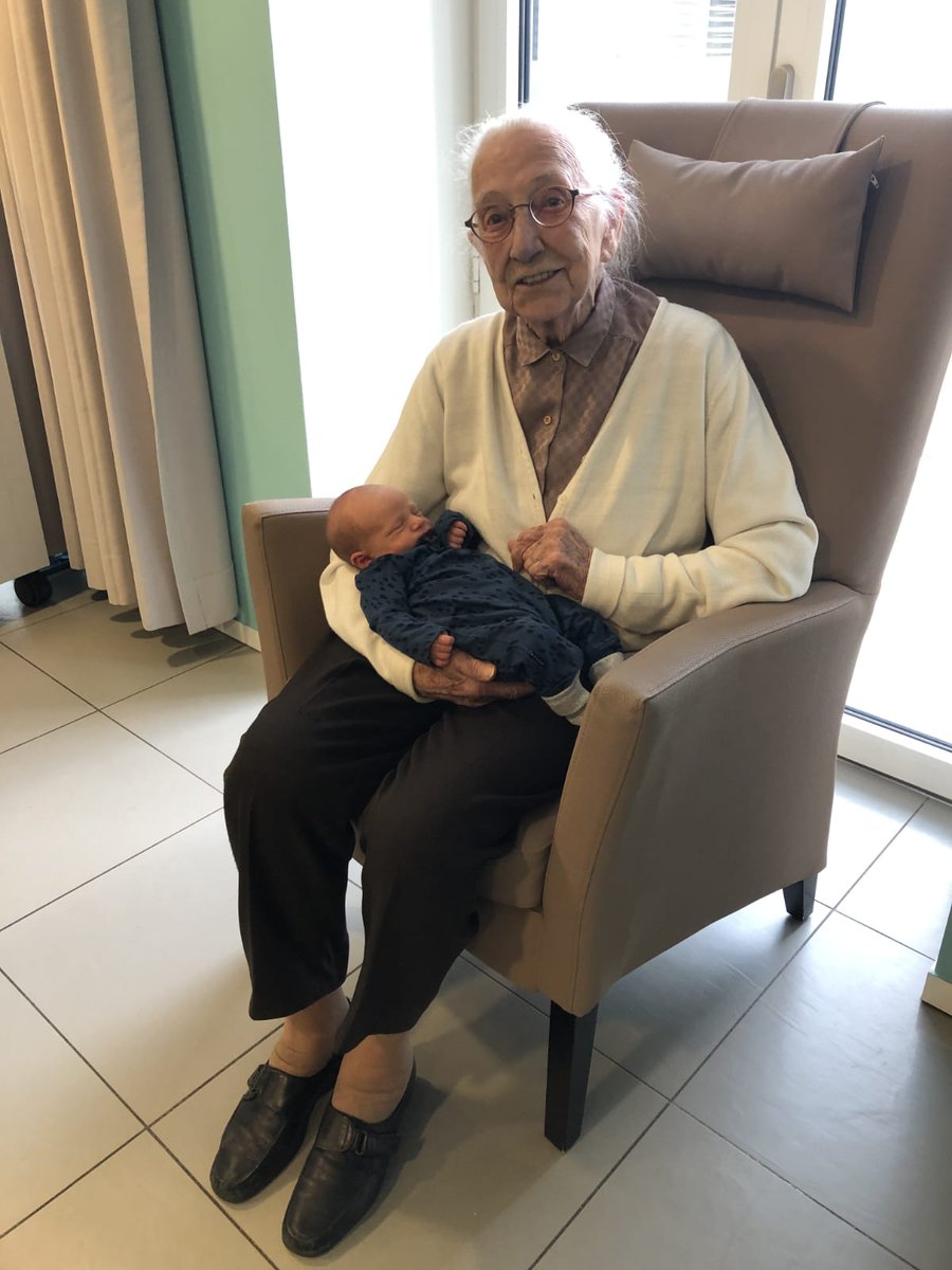 Meer dan een eeuw verschil tussen #triamant bewoners Jeanne (103) &amp; Victor (1week).  Leven toevoegen aan de jaren en jaren aan het leven. Liefde voor het leven. #zorgelooswonenvoluitleven #generatiemix #modernebluezones