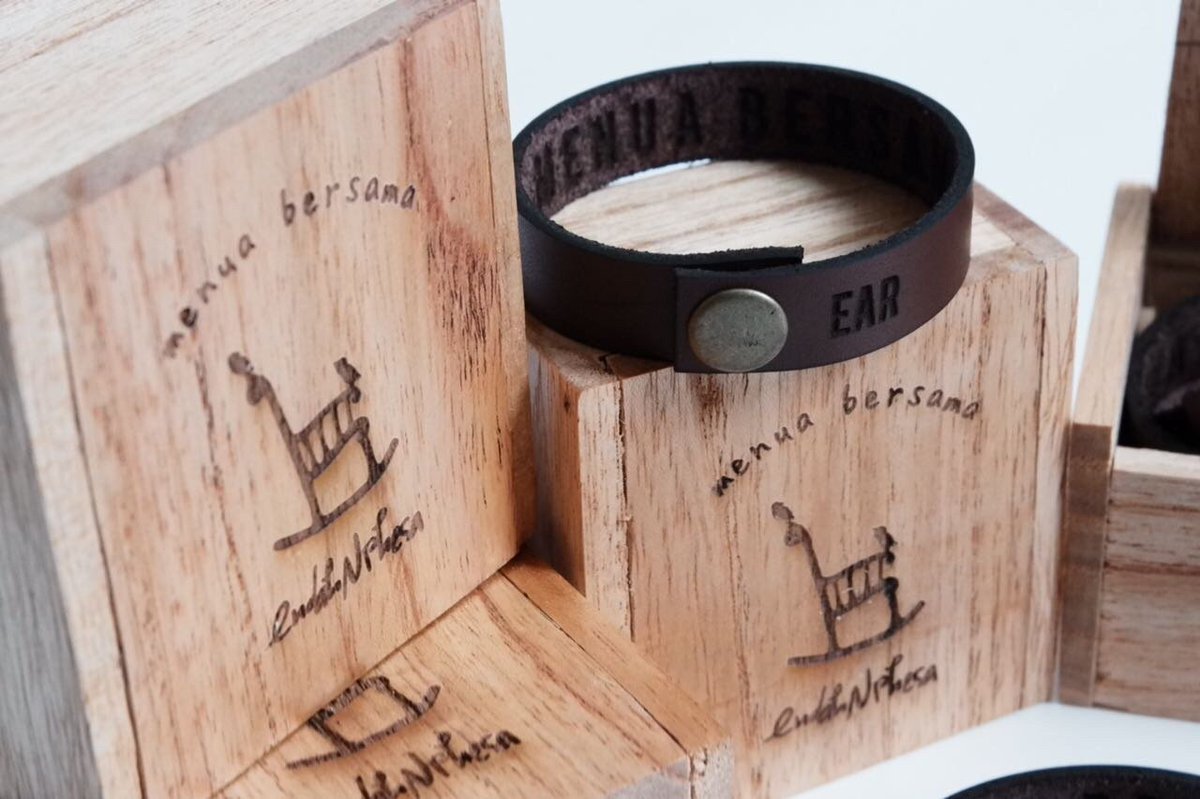 endahNrhesa's tweet photo. Leather bracelet “Menua Bersama” ini bisa kamu dapatkan dengan mengunjungi tautan berikut ini https://t.co/JqQ1ePWLqi. Cocok untuk dijadikan kado manis untuk orang terkasih. Selamat mencoba. 🙂
#earmerch https://t.co/9seLbg5vUp
