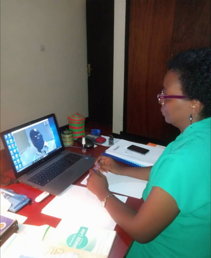 #Rwanda: Ku mugoroba w'ejo hashize tariki 17/11/2018,  Mme Victoire #Ingabire, yagiranye ikiganiro n'abanyarwanda baba mu gihugu cy'ubwongereza bibumbiye mu ishyirahamwe ryitwa Friends of Victoire.
Ni ikiganiro cya mbere bagiranye kuva aho  aviriye muri gereza.