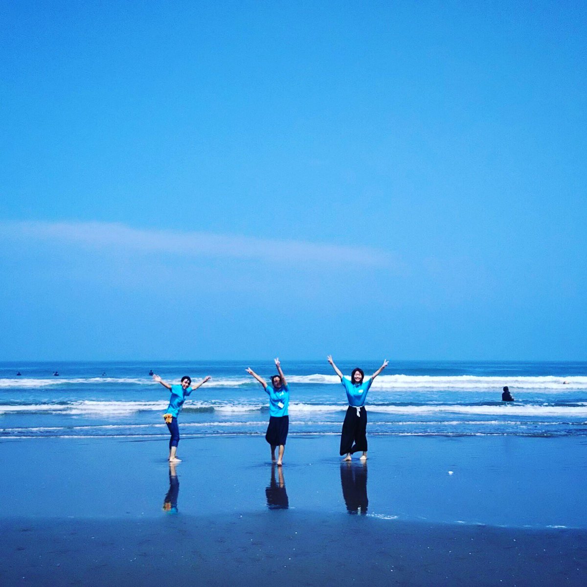 rab_2020's tweet photo. ブルーのシャツが映えるメイツと海の写真です！
ワークショップご参加の際は是非メイツにお声がけください^ - ^
#文化プログラム　#rab2020 #いばらき文化 #リボーン・アートボール #東京２０２０ #文プロ https://t.co/uDHUVEn5VJ