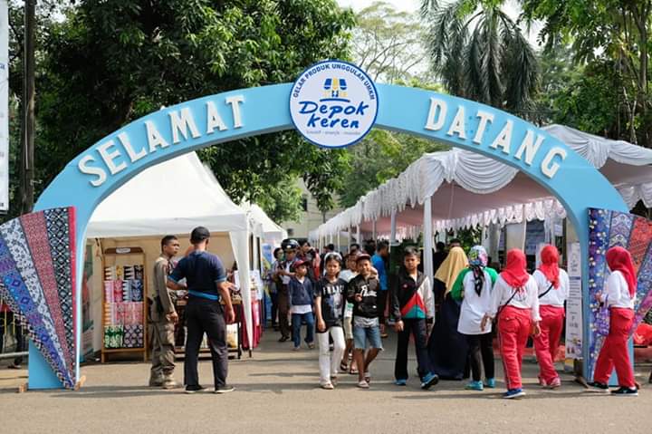 DKUMDepok's tweet photo. Pagelaran puluhan stand produk unggulan Usaha Mikro Kota Depok dan Makan Gratis bagi pengunjung yang bernama Muhammad, Ahmad, Amin, Amanah, Fatanah, Sidik, Siti, Aminah, dan Khadijah. Acara dilaksanakan di Lapangan Balai Kota Depok, Ahad (18/11/2018) @pemkotdepok @IdrisAShomad https://t.co/J9E6kXAQmp