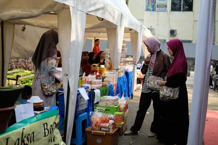 Pagelaran puluhan stand produk unggulan Usaha Mikro Kota Depok dan Makan Gratis bagi pengunjung yang bernama Muhammad, Ahmad, Amin, Amanah, Fatanah, Sidik, Siti, Aminah, dan Khadijah. Acara dilaksanakan di Lapangan Balai Kota Depok, Ahad (18/11/2018) <a href="/pemkotdepok/">PEMERINTAH KOTA DEPOK | #AyoPakaiMasker</a> <a href="/IdrisAShomad/">Mohammad Idris</a>