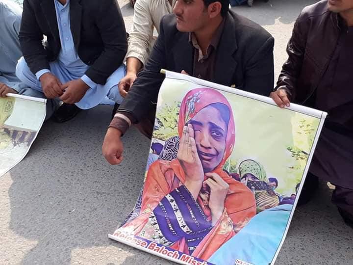 SeemaBaluch's tweet photo. We really thanks to each and  every student and people who demonstrated for the  Baloch Missings Persons in Dera Ghazi khan and demanded for the safe release of Baloch Missing Persons, They even demanded that if any Baloch Missing Persons is guilty than bring them in court. https://t.co/mRdQWltYzv