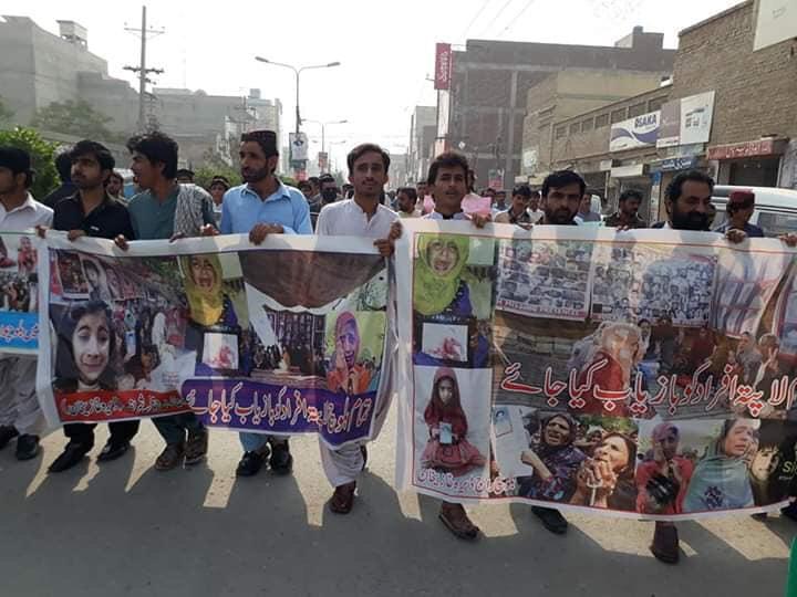 SeemaBaluch's tweet photo. We really thanks to each and  every student and people who demonstrated for the  Baloch Missings Persons in Dera Ghazi khan and demanded for the safe release of Baloch Missing Persons, They even demanded that if any Baloch Missing Persons is guilty than bring them in court. https://t.co/mRdQWltYzv