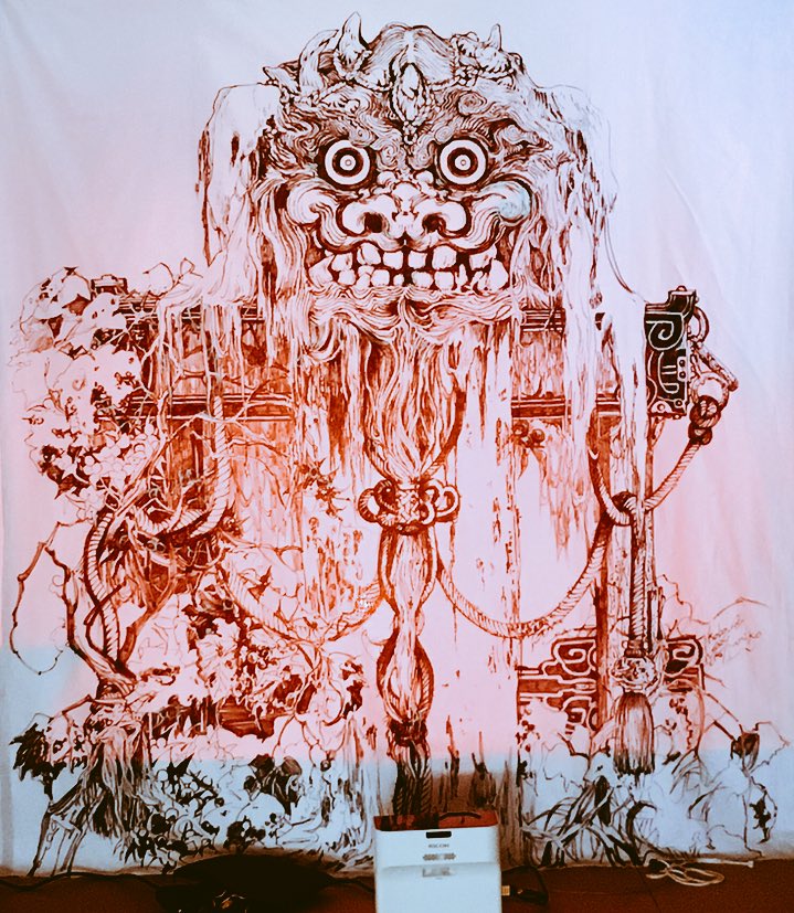 獅子頭 作画風景2
横190㎜×縦200㎜ 最終的には壁では足らずベットの上で完成!大きいの描くのやっぱり楽しい…!!! 