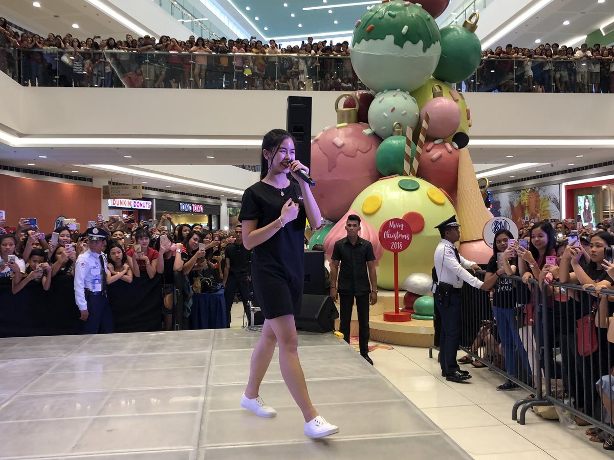iamjamesbanaag's tweet photo. Kisses Delavin now on stage! #FantastiCaravanKickOff https://t.co/gUzAvVe0hu