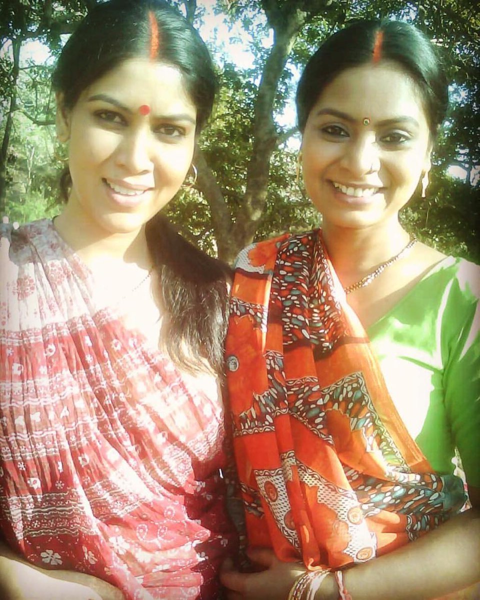 jayshree363's tweet photo. @MohallaAssiFilm #MohallaAssi offsrceen picture #SakshiTanwar #seemaazmi as #savitripandey #ramdeyi typical #Banarasia https://t.co/k4xs7K27YV