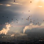 佐賀のバルーンフェスティバル!気球が大空へ吸い込まれているかのよう!