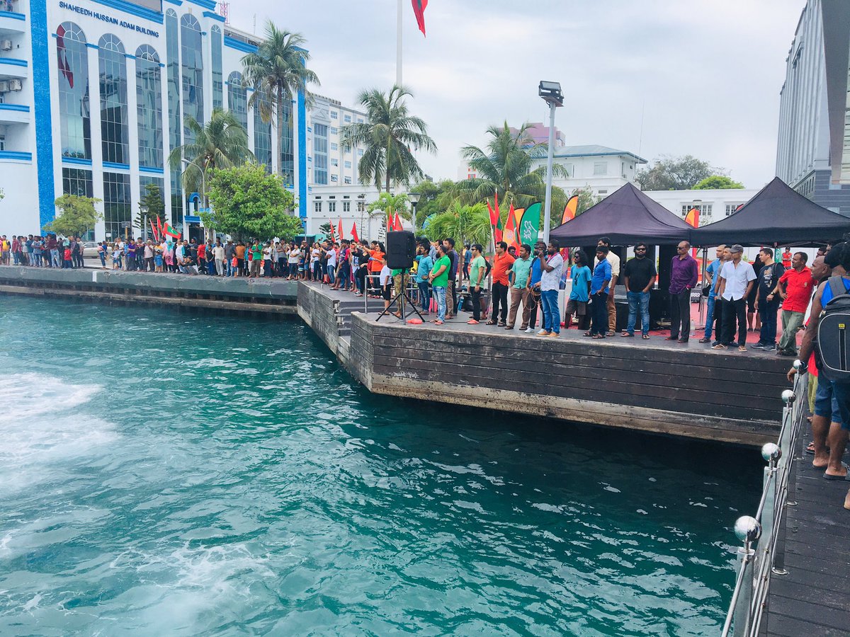 MariyaDidi's tweet photo. Lovely to see “Fakhuruveri aailaas” enjoying “dhulhaheyo hashi heyo Eid”. @MNDF_Official  joins in the people’s Eid. They play water polo near the coast guard. https://t.co/sCKXRMWlOX