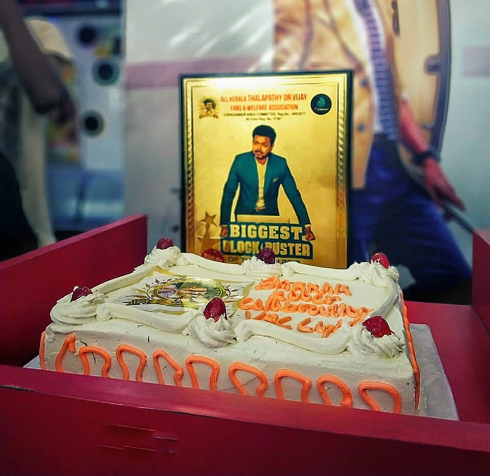 vmicgnrofficial's tweet photo. #SARKAR Success Celebration Happened At C Cinemas Chengannur !! 
@Ifar_Intl #SarkarKerala 

#ChengannurVFC @vfccgnrofficial https://t.co/SL2gd9cQBF