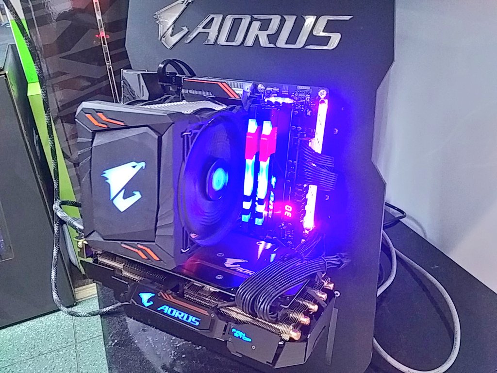 Gyrowoof's tweet image. More hardware musings around #Simlim Square today. :3 #Singapore