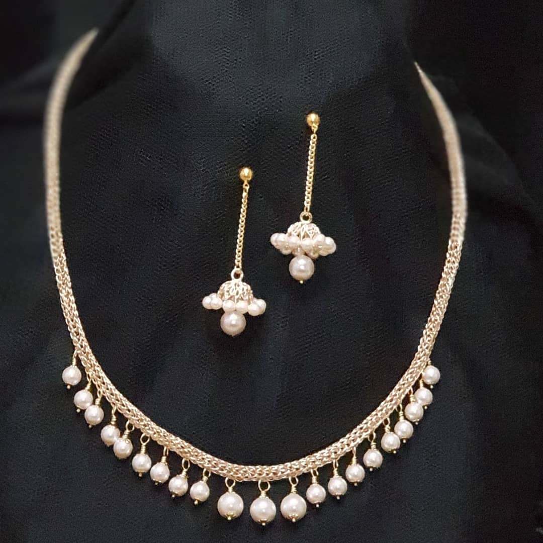AutumnHuesUK's tweet photo. Hand woven Gold filled wire with Swarovski pearl drops&amp;dangles 2 enhance the beautiful u.#autumnhues #Autumnhueslondon #customisedjewellery #handwovenjewelry #goldfilledjewelry #goldfilledwireweave #swarovskipearls #artfullycustomisedjewelry #singlepiecejewelry #creativedesigns https://t.co/niNwREe71N