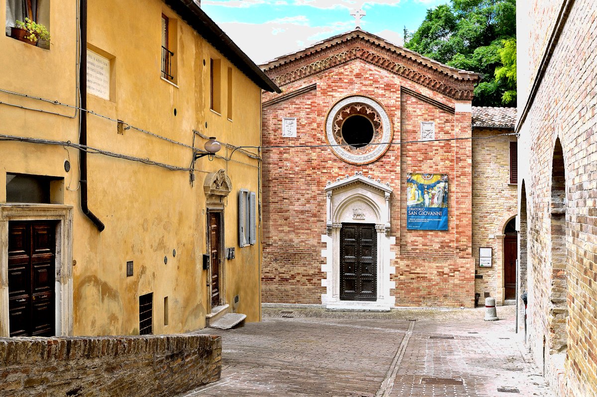 ElioRossi13's tweet photo. #Urbino #Italia
#Oratorio di #SanGiovanni #Battista
Le prime notizie dell'oratorio risalgono al 1365, anno in cui il #Capitolo #Lateranense concesse ad un membro della #confraternita di #san #Giovanni #Battista, #Ugolino #Finelli, la costruzione dell'oratorio. https://t.co/dKVjOxhhW1