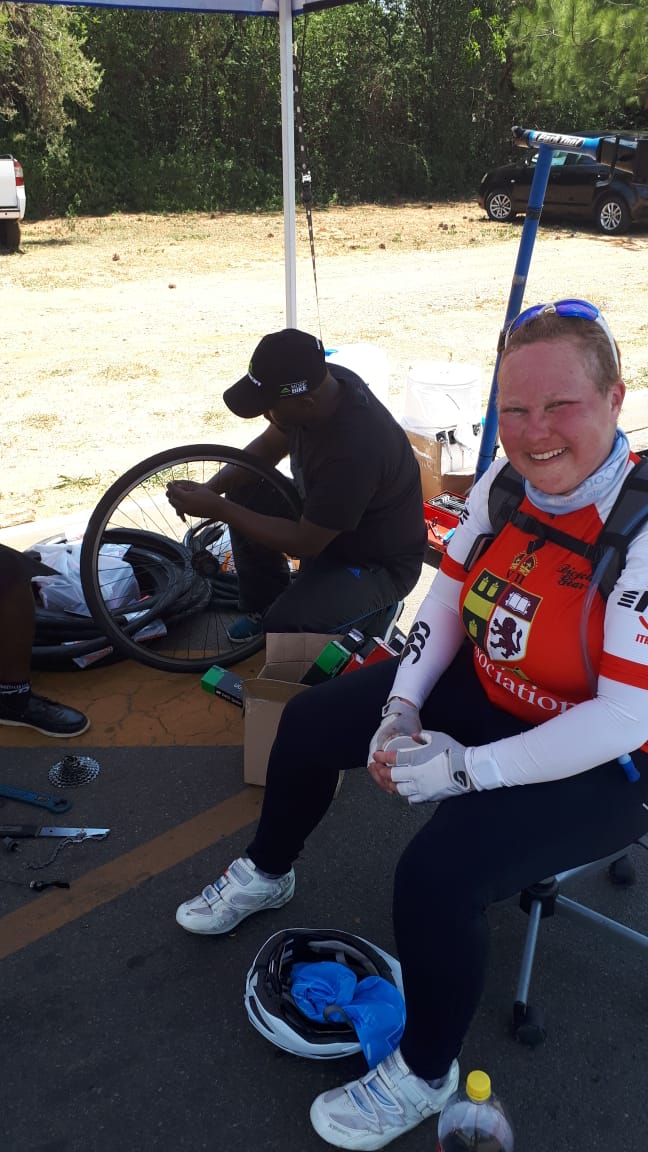 KingEdVIISchool's tweet photo. #RedCyclists @947Cycle @KingEdVIISchool Mr @WalterBainVenn & Mrs @fielding_robyn 12km out from finish....some running repairs for these 2 #redchamps♥️🚴♂️♥️🚴♂️♥️ #GoSchool #Strenue https://t.co/bTx1cPPGpo