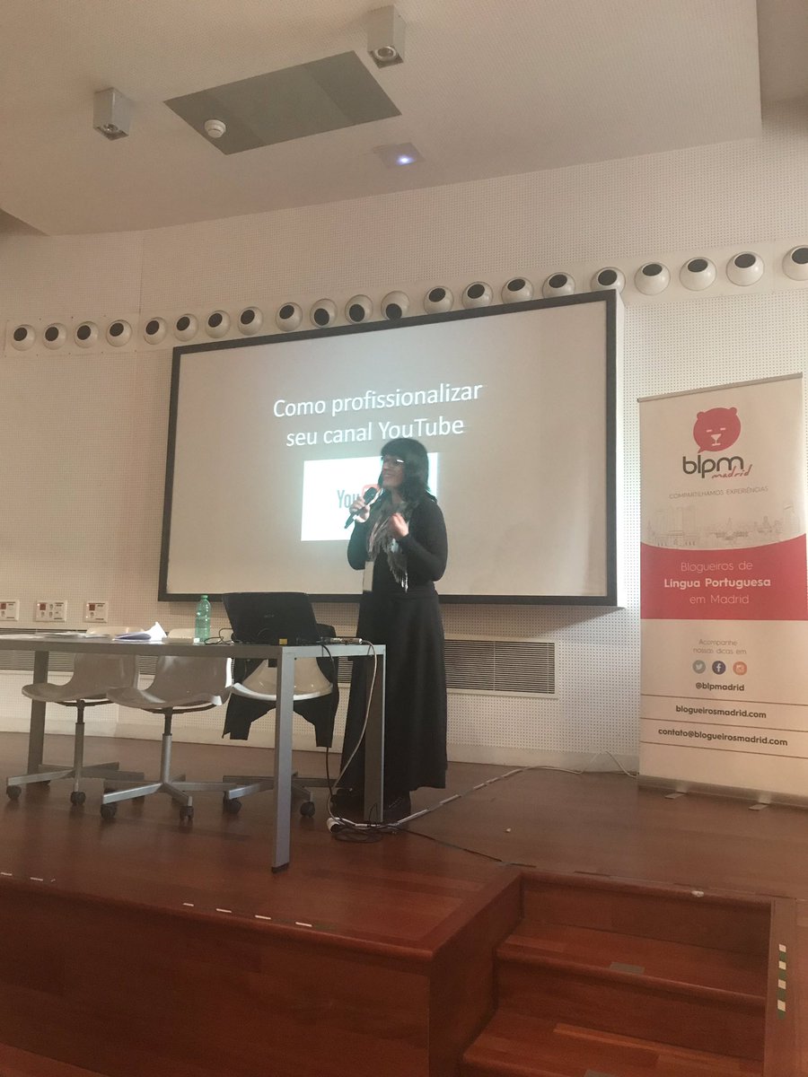 pocordeiro's tweet photo. Ontem também teve palestra com a amada Fabia, do @Estrangeirablog, sobre como profissionalizar o canal no YouTube. #eebb #veebb #eebbmadrid #blpm https://t.co/gQW5eO3zpW