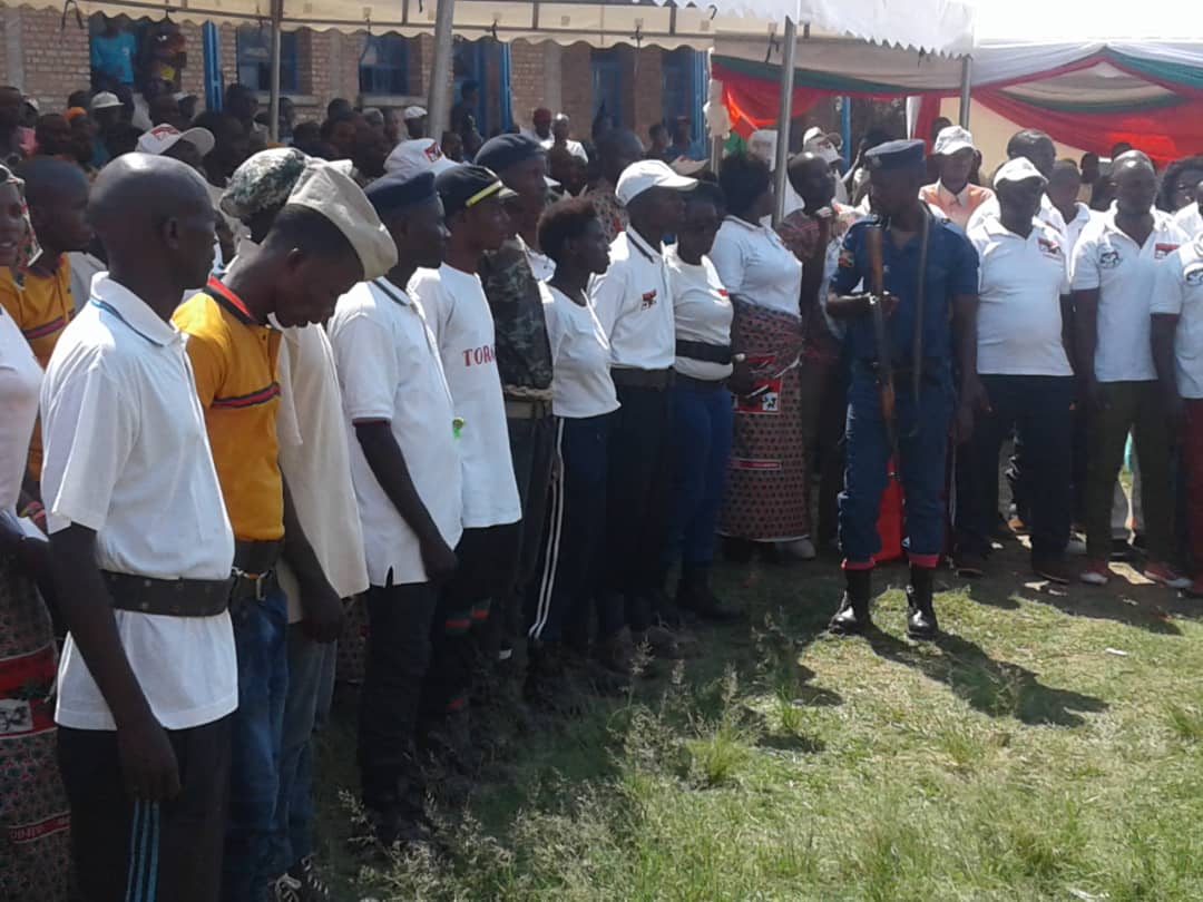 IntumwaNews's tweet photo. En commune urbaine de #Muha,les cérémonies de clôture de la semaine dédiée au combattant au combattant ont débuté par 1 marche depuis la zone Kanyosha jusqu'au lieu de rassemblement. Le @CnddFddMairie était représenté par le secrétaire de Bureau Iddi Kabano
#intwari2018
#Burundi https://t.co/soBcEJI3pv