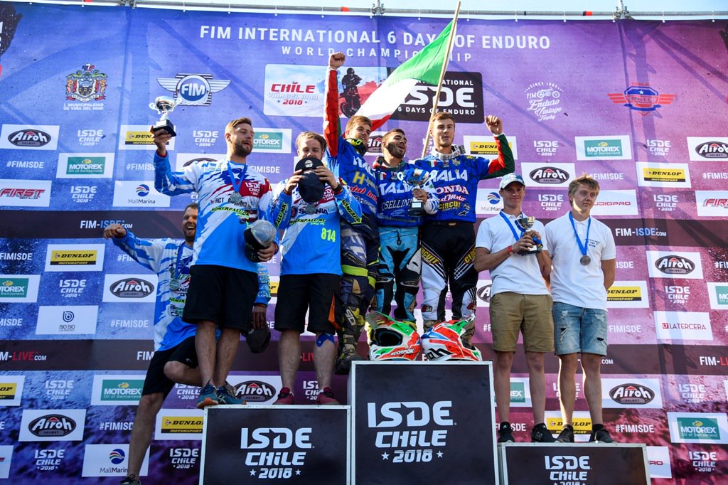 TalentiAzzurri's tweet photo. L'Italia #MagliaAzzurra 🇮🇹 in trionfo alla @FIMISDE 🇨🇱 con i #TalentiAzzurriFMI della @federmoto superlativi!

Vittoria 🏆 #JuniorWorldTrophy con Andrea Verona, Matteo Cavallo e Davide Soreca

Vittoria 🏆 #ClubTeamAward con Claudio Spanu, Lorenzo Macoritto insieme a Enrico Zilli https://t.co/1s9pSWaDox