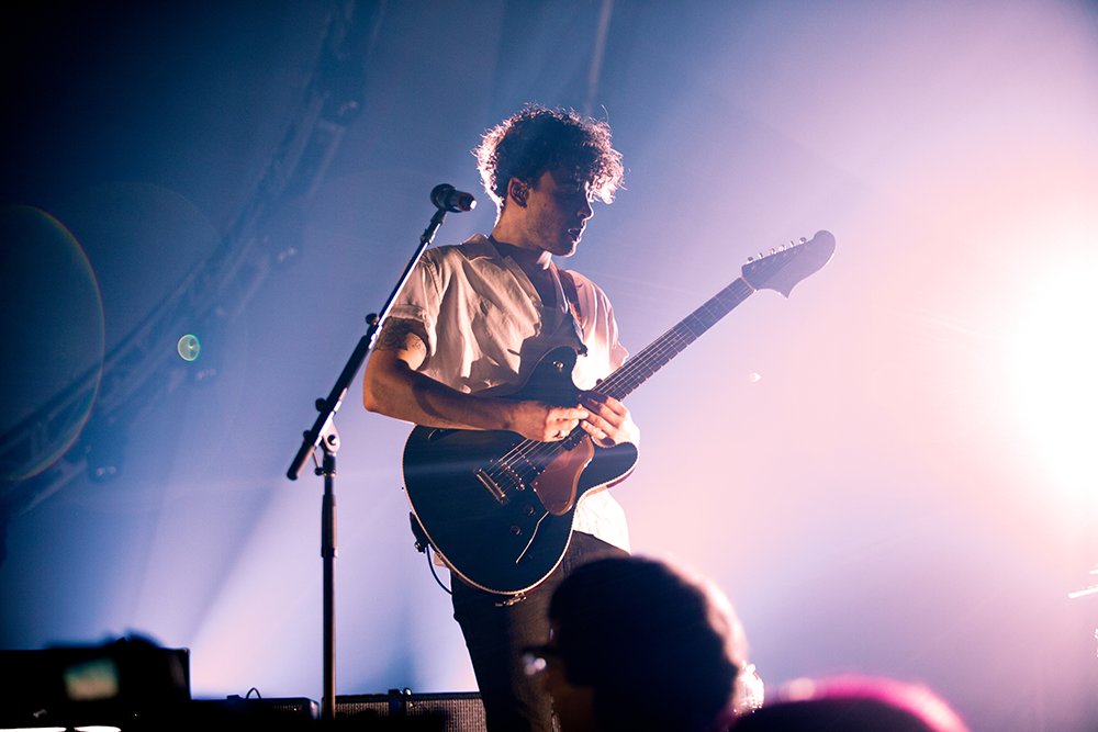 paramorenetnews's tweet photo. Stunning photo of Taylor York performing live at Ovens Auditorium in Charlotte, NC / #TourTwo / taken by Pooja Pasupula! Check out more at https://t.co/fmiMxDBaQE https://t.co/9KhmZ5Dqj1