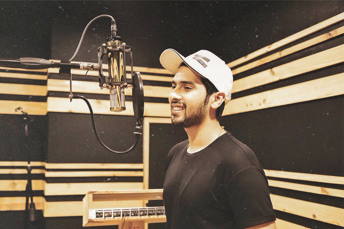ArmaanMalik22's tweet photo. When you know you’ve got a take right and the engineer nods in the affirmative as well! 🎧😉#SingerThings https://t.co/CmXhlx5JSQ
