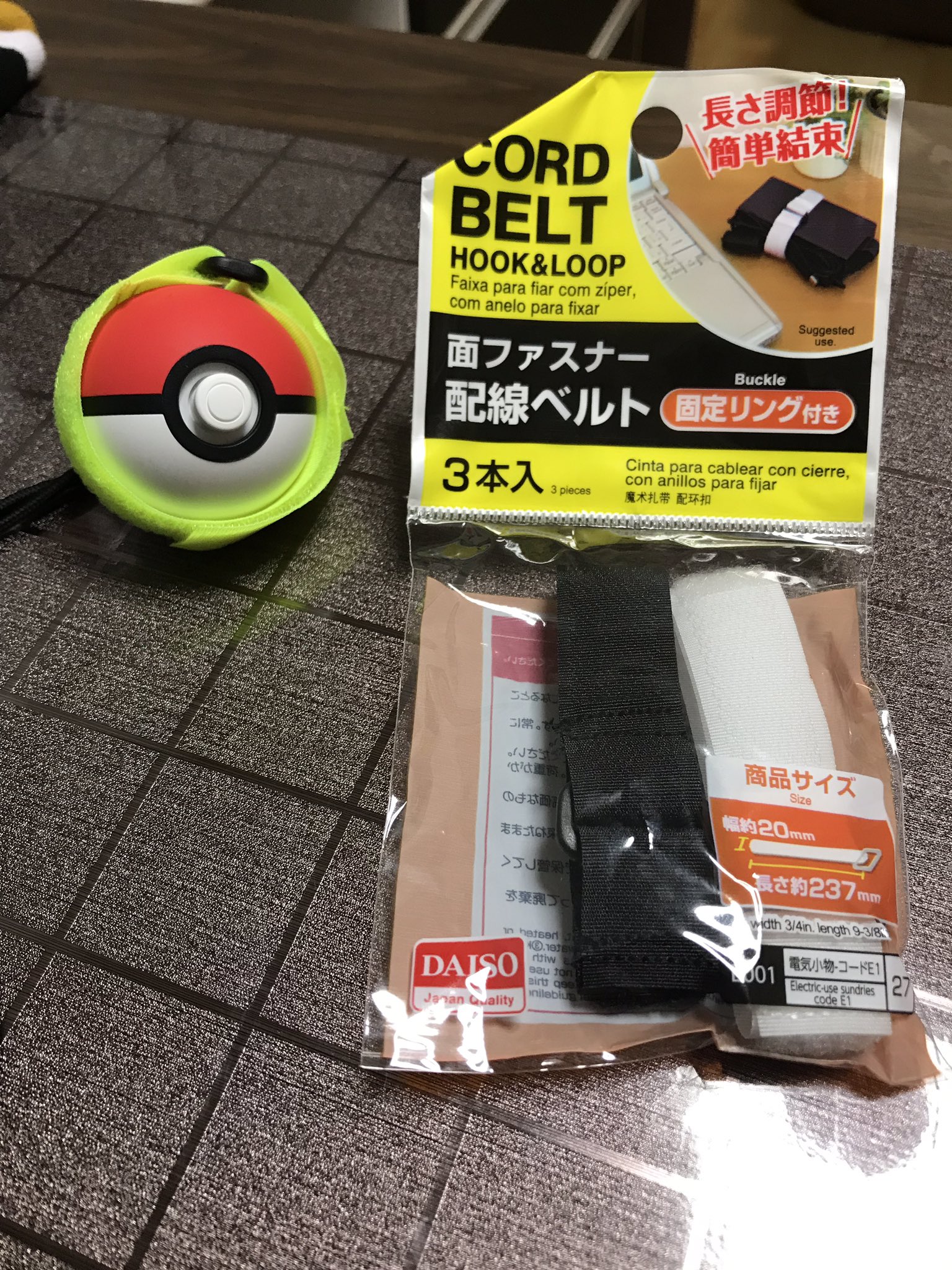 Shun モンスターボールプラス最高やん トップボタンを紐で固定だと歩行時にズレるので百均で買ったコレ付けたけどハッキリ言って無敵 もう無敵 自動でポケモン ゲットだぜ T Co Spadjwagqb Twitter