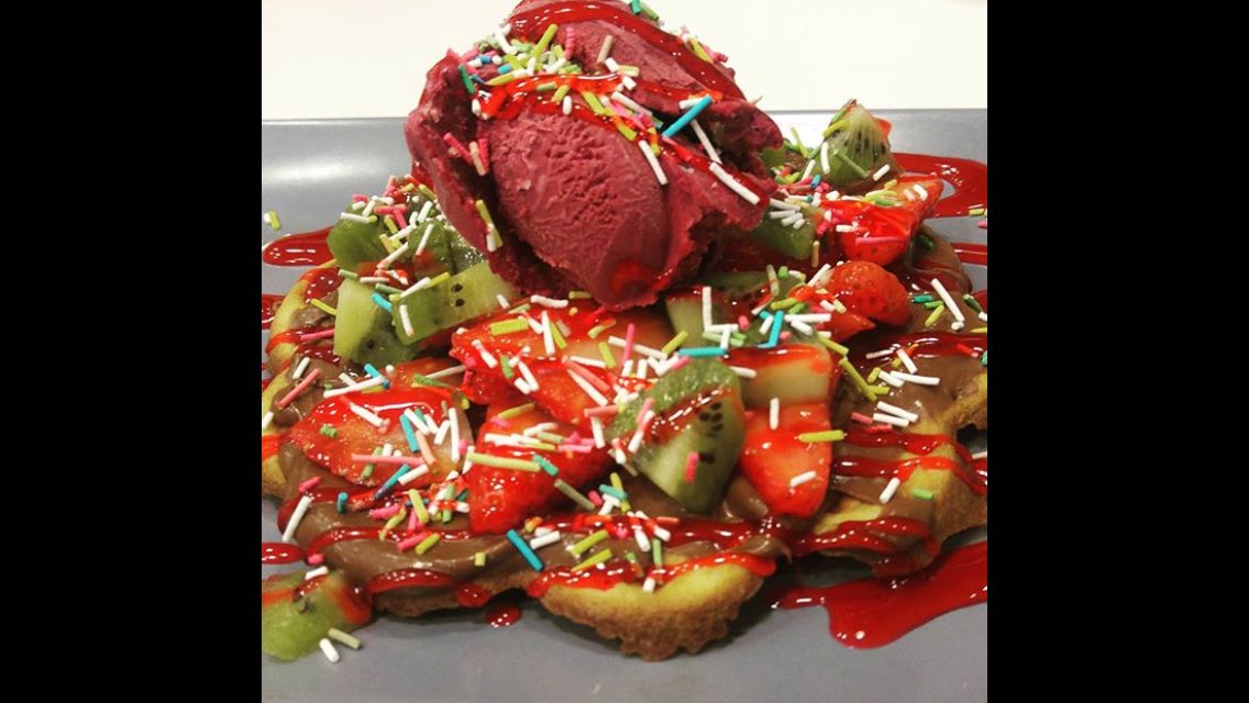 Yağmurlu bir pazar gününde missss gibi bir waffle yemek sizin de hakkınız..😉😉😉
#waffle #waffles #wafflelove #karadut #dondurma #icecream #çilek #kivi #pastasüsü #mannekenbelgium #mannekenbelgiumwafflefrozenyogurt