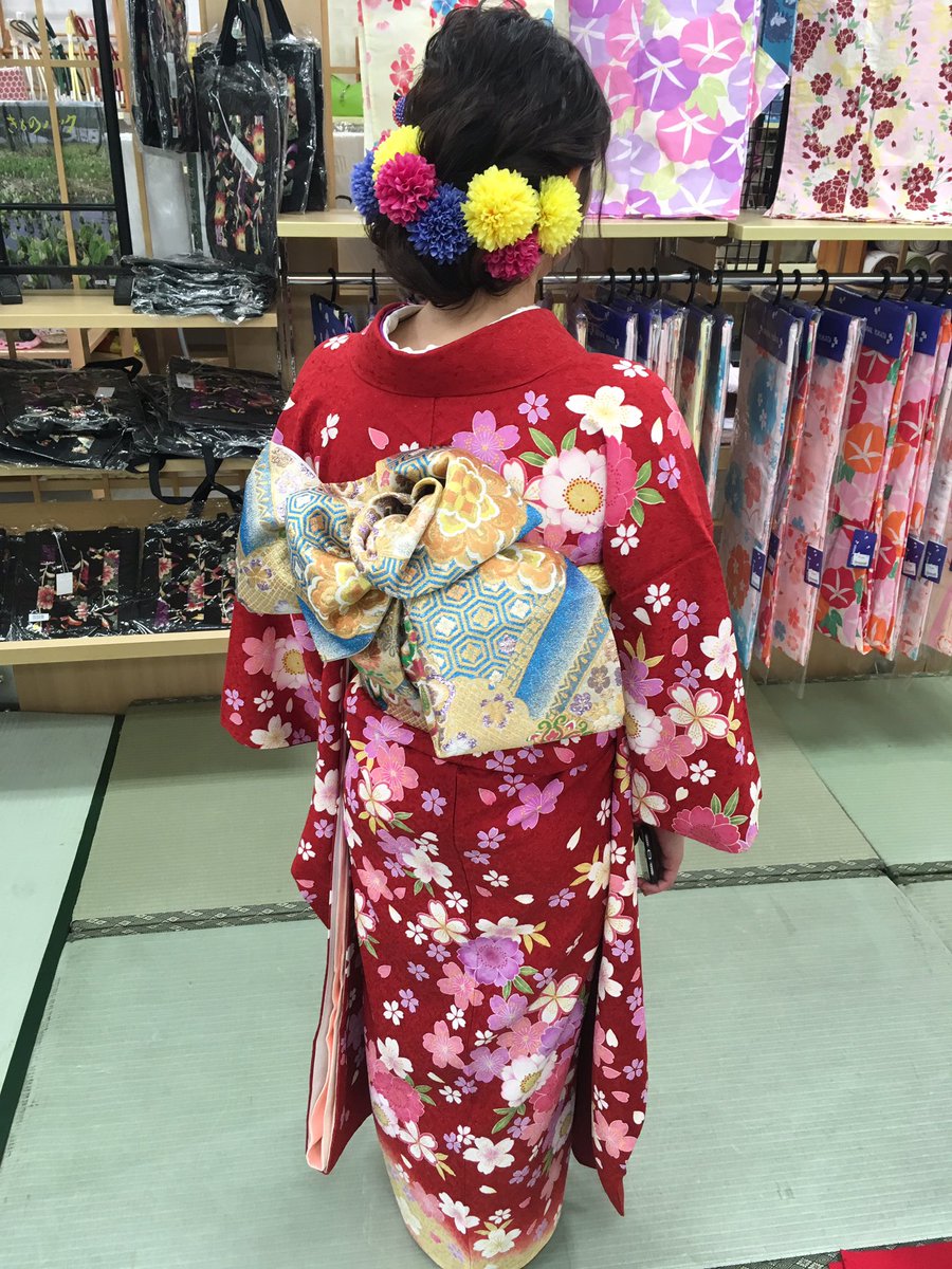 Yashima051's tweet photo. 成人式お振袖のお客様が、「前撮り終わりましたよ！」と素敵な着姿のまま来店して頂きました✨👘✨
後ろ姿も髪飾りと相まってとっても綺麗🤗
やしま東広島店では新作続々入荷中！平成34年成人まで着付け予約埋まりつつあります！お早めにどうぞっ
#前撮り 
#振袖 
#きもののやしま https://t.co/zJECE5KfDI
