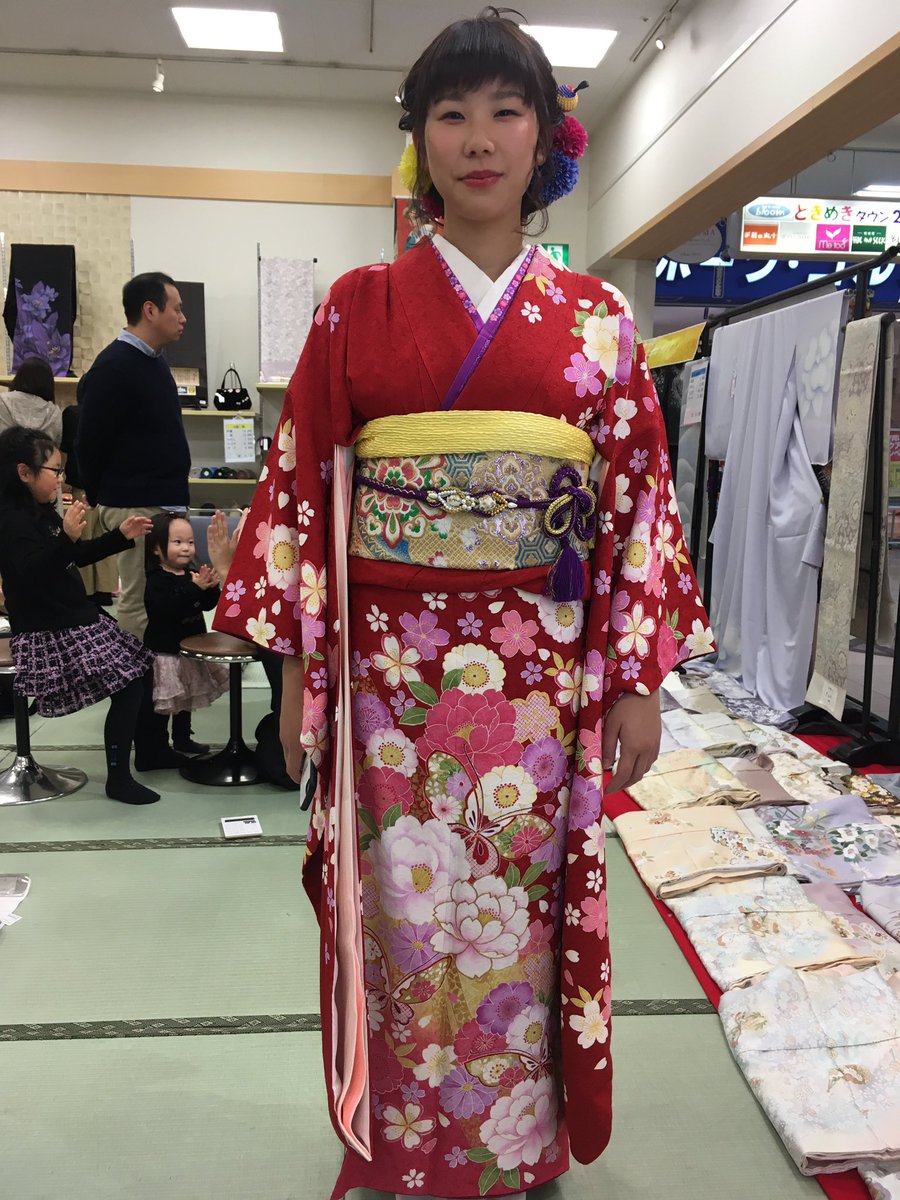 Yashima051's tweet photo. 成人式お振袖のお客様が、「前撮り終わりましたよ！」と素敵な着姿のまま来店して頂きました✨👘✨
後ろ姿も髪飾りと相まってとっても綺麗🤗
やしま東広島店では新作続々入荷中！平成34年成人まで着付け予約埋まりつつあります！お早めにどうぞっ
#前撮り 
#振袖 
#きもののやしま https://t.co/zJECE5KfDI