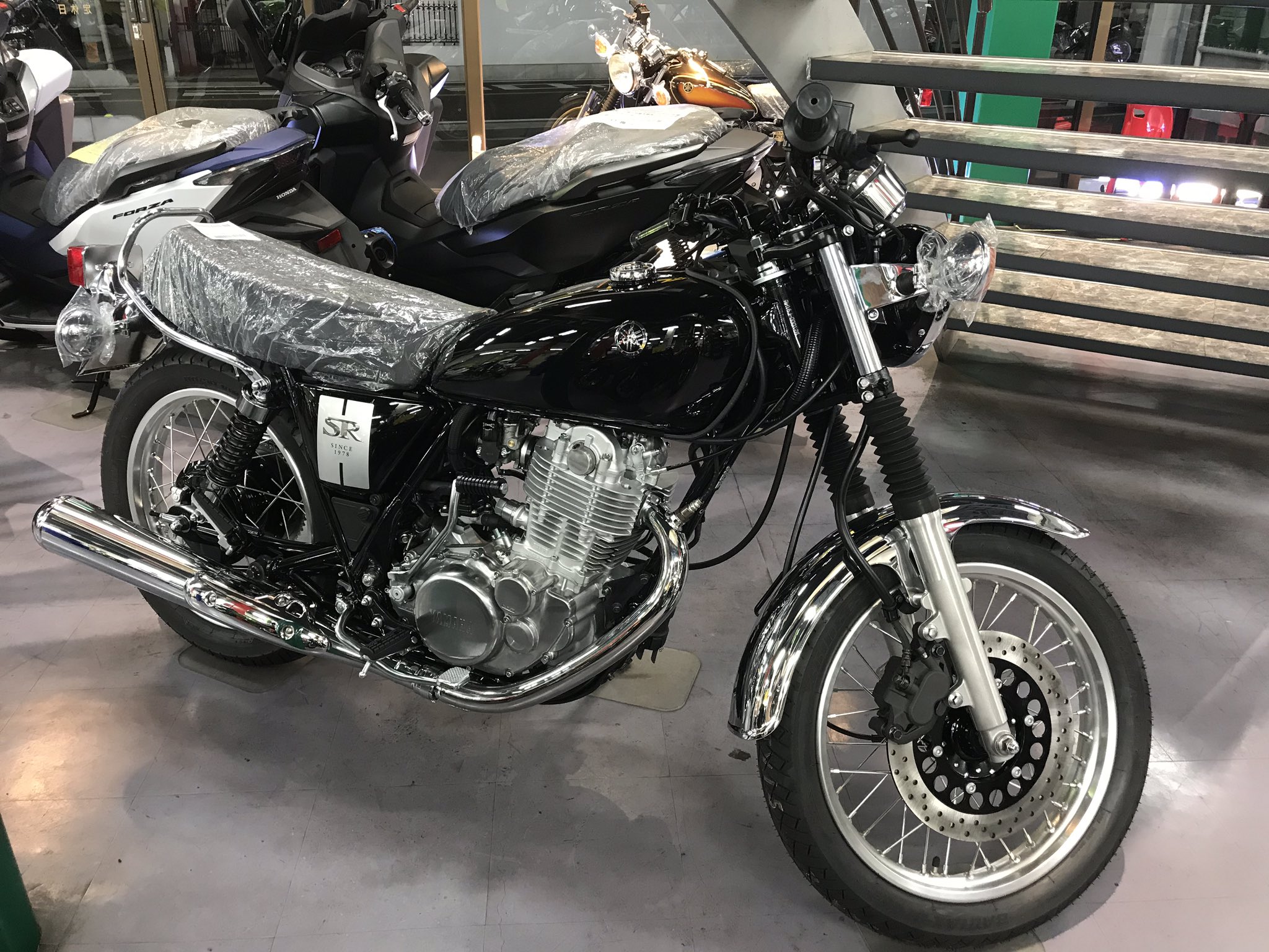 バイクプラザ ガイア ヤマハ Sr400 19モデル ブラックが入荷しました 次回の入荷は3月頃を予定しておりますのでお気をつけ下さい O バイクガイア バイク屋 草加市 Yamahaが美しい ヤマハ Sr Sr400 Sr400乗り バイク好きと繋がりたい バイク