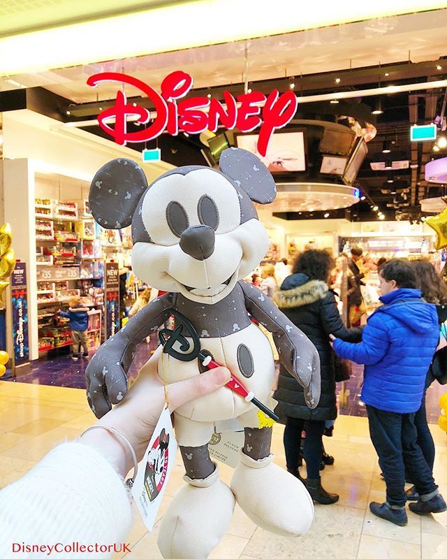TheDisneyCastle's tweet photo. Huge happy birthday to this little guy!! The little mouse that brings smiles all around! What a beautiful soul this little guy has 😍 
My experience outside the store today was incredible. Was so happy to be back queuing again and meeting some amazing Disney fans/collectors! … https://t.co/VQCSaZ3bbd