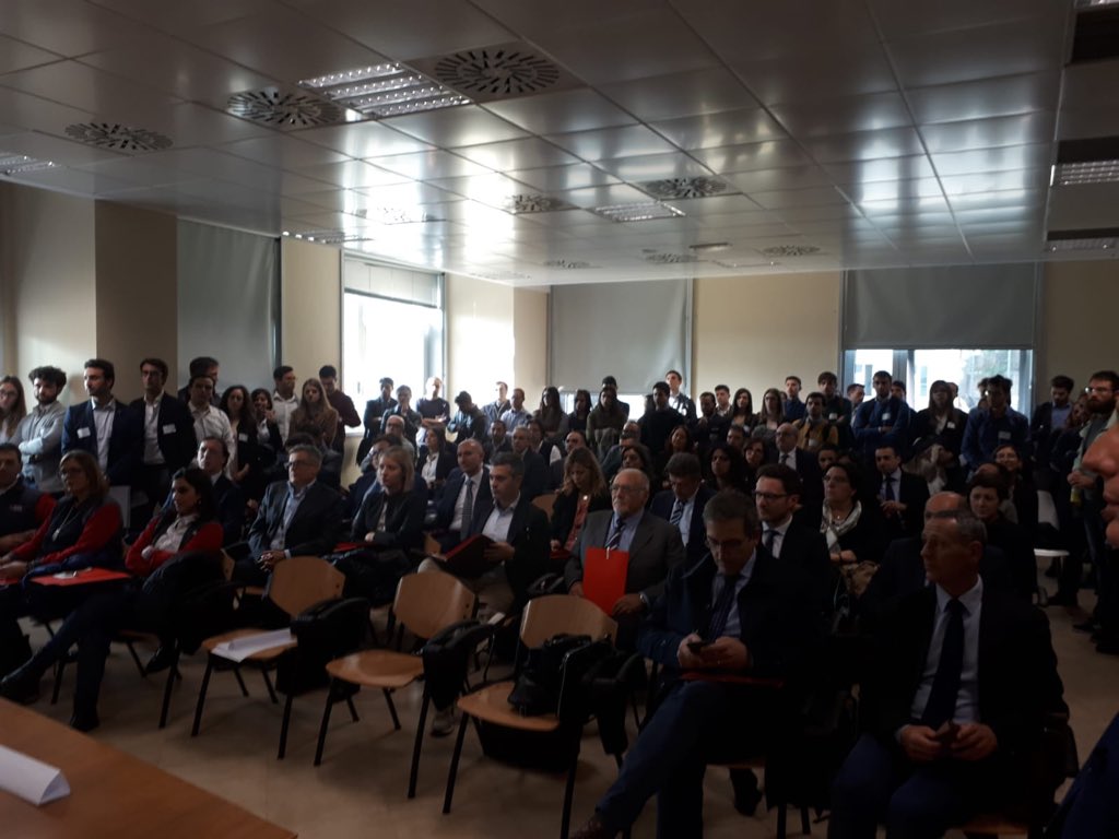 FebboRaff's tweet photo. L’impegno di @AdeccoItalia nel valorizzare il Capitale Umano quest’anno presso la Scuola Politecnica di @UninaIT con #UniversaMente2018. Complimenti ai 70 laureandi e neolaureati che con entusiasmo hanno colto l’opportunità di farsi conoscere dalle 50 aziende partecipanti #WSRIA https://t.co/bazmFAHQ2E