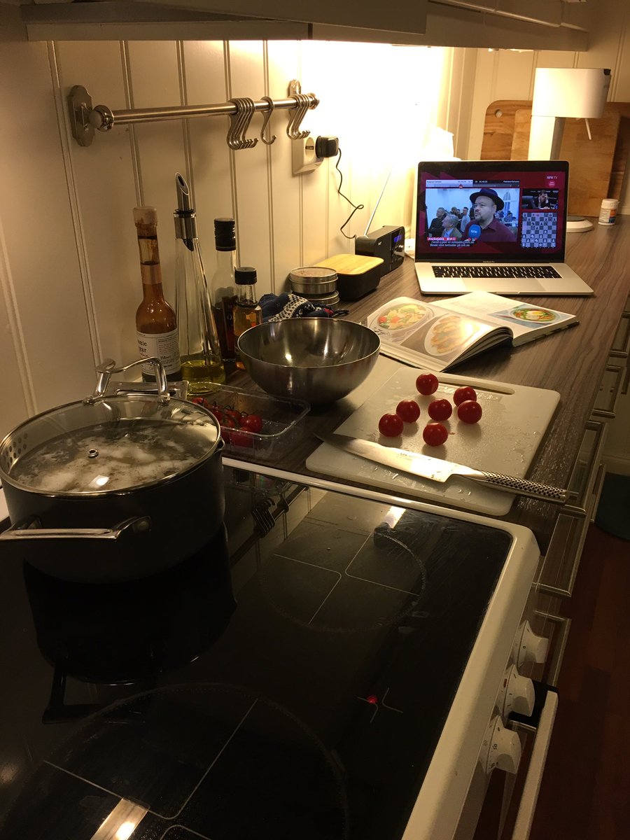 ANakkerud's tweet photo. @NRKsjakk Det går an å lage middag _og_ se på sjakk! https://t.co/ZximI9QdwI