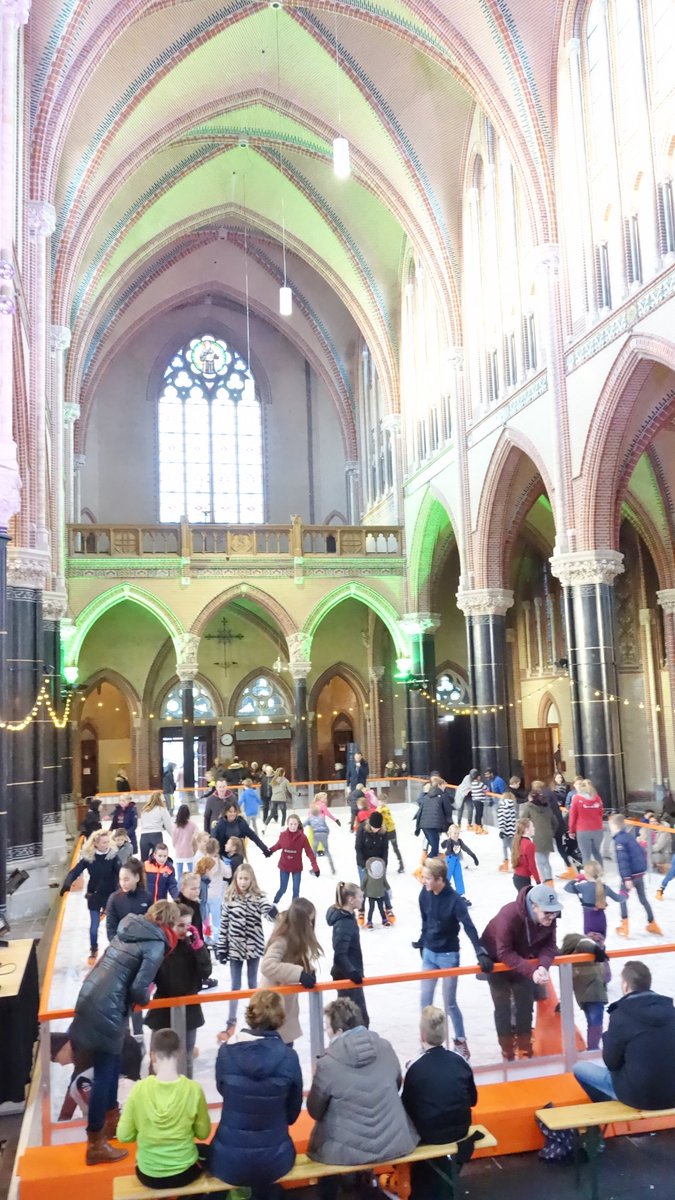 Erg druk tijdens #schaatsen op zondag op de #ijsbaan in de #Gouwekerk in #Gouda. <a href="/GoudseIJsbaan/">Goudse IJsbaan</a>