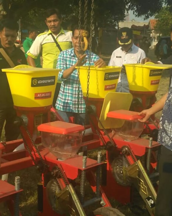 Menyampaikan Alsintan ( Alat penanam jagung ) disampaikan langsung oleh Anggota DPR RI Komisi IV, Drs. FADHOLI. (2018)
@SahabatFadholi <a href="/NasDem/">Partai NasDem</a> <a href="/JatengPos/">Jateng Pos</a> <a href="/ganjarpranowo/">Ganjar Pranowo</a> <a href="/jokowi/">Joko Widodo</a> <a href="/NasdemJTG/">nasdem jateng</a> <a href="/iskandar_moh/">MOH.ISKANDAR</a> <a href="/MasUdMM5/">Mas Ud MM</a> <a href="/AnsorPay/">AnsorPay</a> <a href="/NasdemJTG/">nasdem jateng</a> 

#sahabatfadholi 
#NasdemAntiMahar