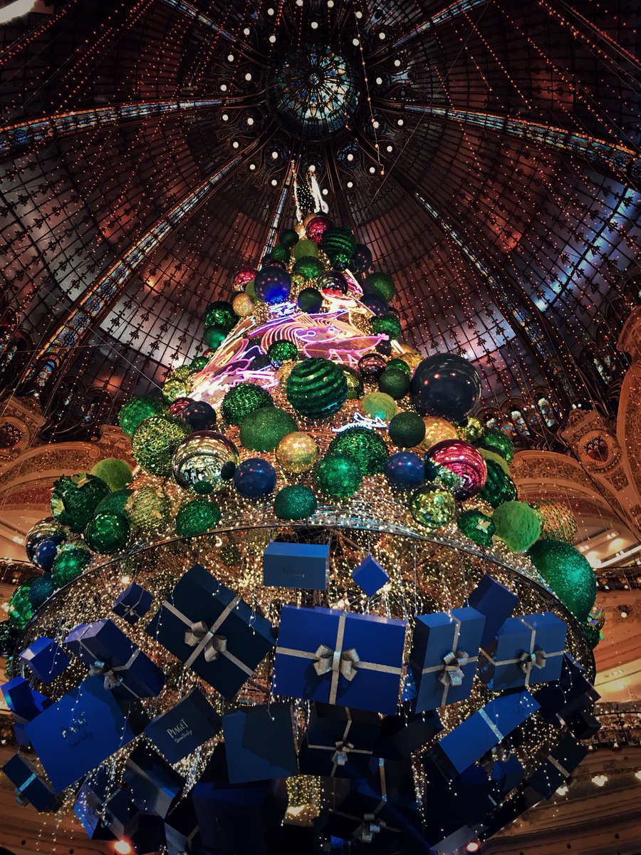 somptueux sapin de noël des @Galeries_Laf ❤️

#Noel2018 #Paris #GalerieLafayette 
#LaFabriqueDesReves