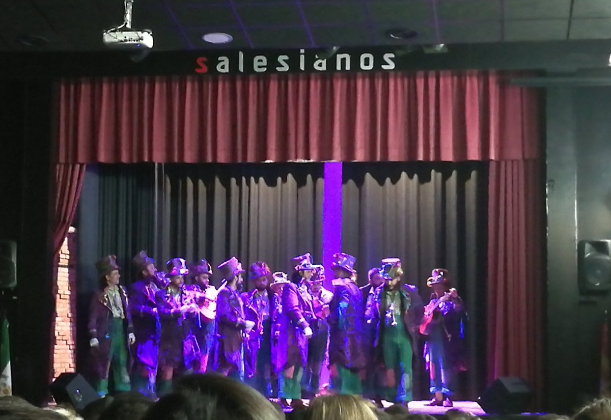 clarojtre's tweet photo. Muchos kms al cuerpo desde Sevilla a Málaga pero mereció la pena. Esto solo hay que vivirlo, porque hay amores q nacen en primavera, hay amores q estallan en carnavales... 🎭💛 #LaAntologíaDelLoco #Ratazo @comparsajc https://t.co/MDUr2zTsg4
