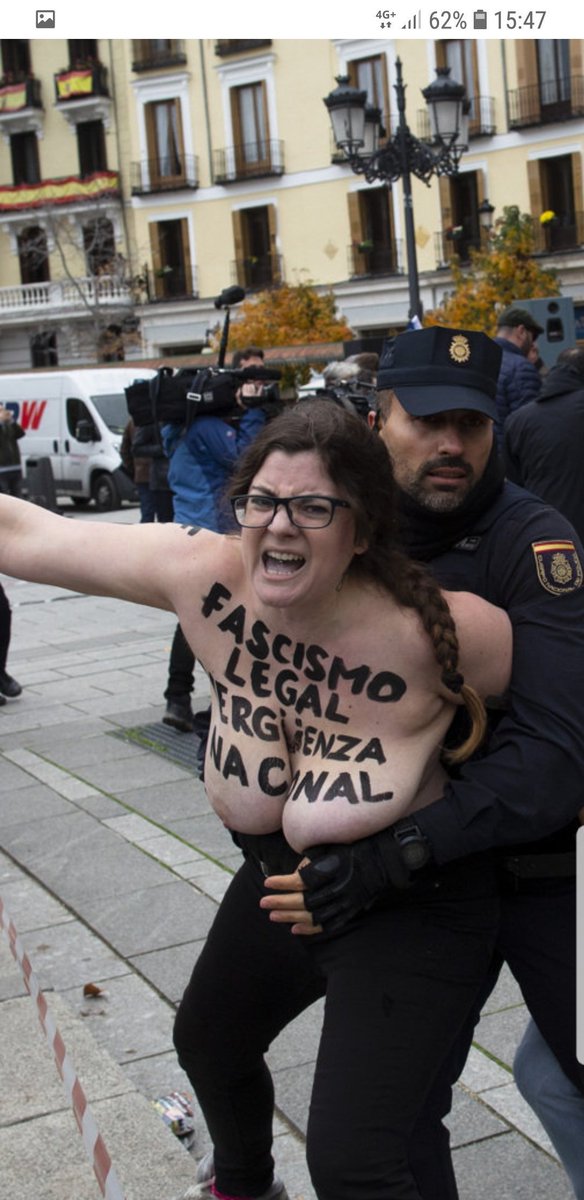 verdejomar's tweet photo. Que genere más rechazo una mujer con el pecho descubierto que una concentración para honrar a un dictador después de 40 años de democracia, dice mucho de por dónde está yendo este país #Femen #20N https://t.co/1tVSrdq2tH