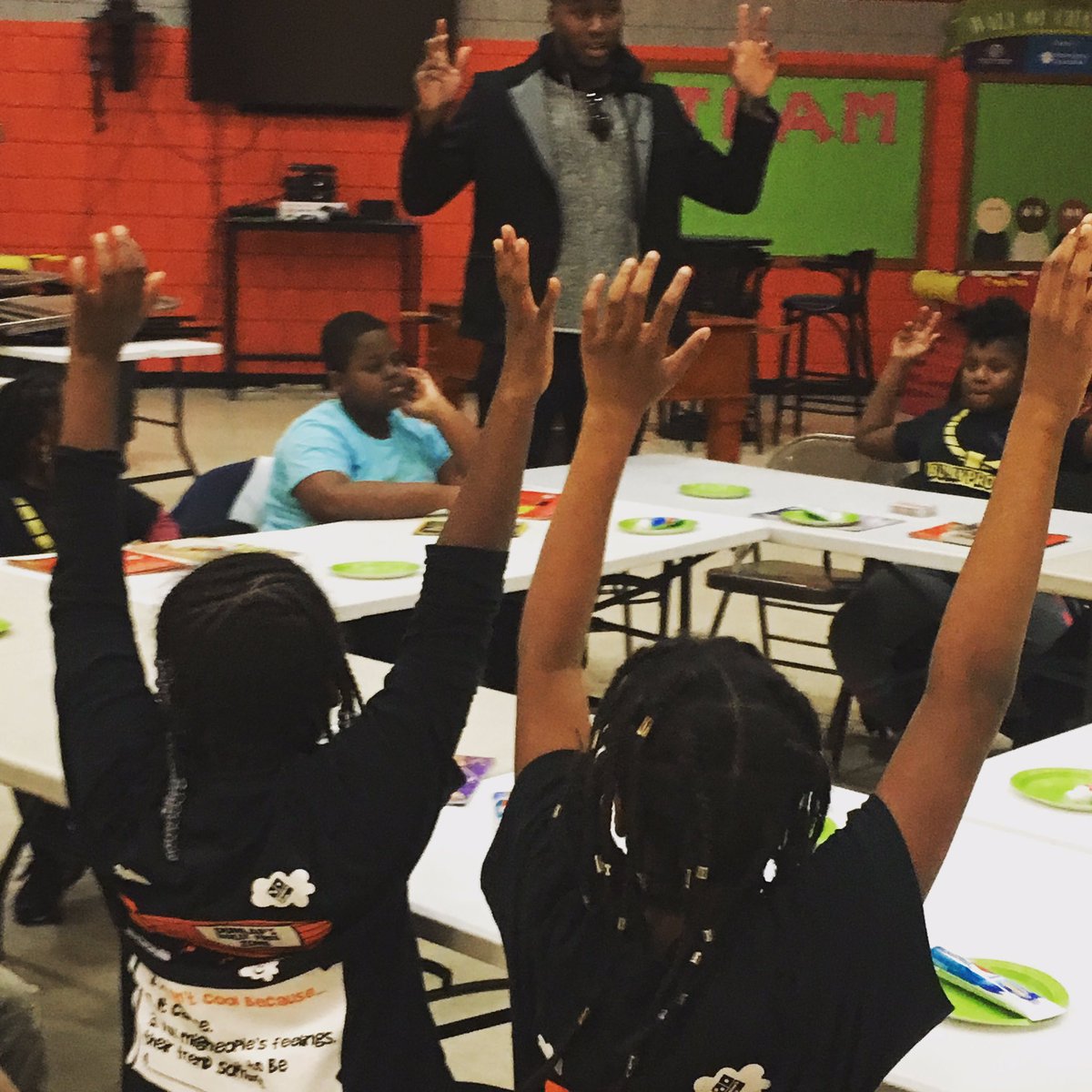 TeamDunlap96's tweet photo. Before game day, we stopped at the Baltimore @BGCA_Clubs 

“Raise your hand if you’ve been a victim of bullying...
Raise your other hand if you’ve been a bully...
My name is @Carlos_Dunlap and I’m here to talk about why bullying isn’t cool.”

#DunlapsBullyFreeZone 💪🏾 https://t.co/1skOYpjADz