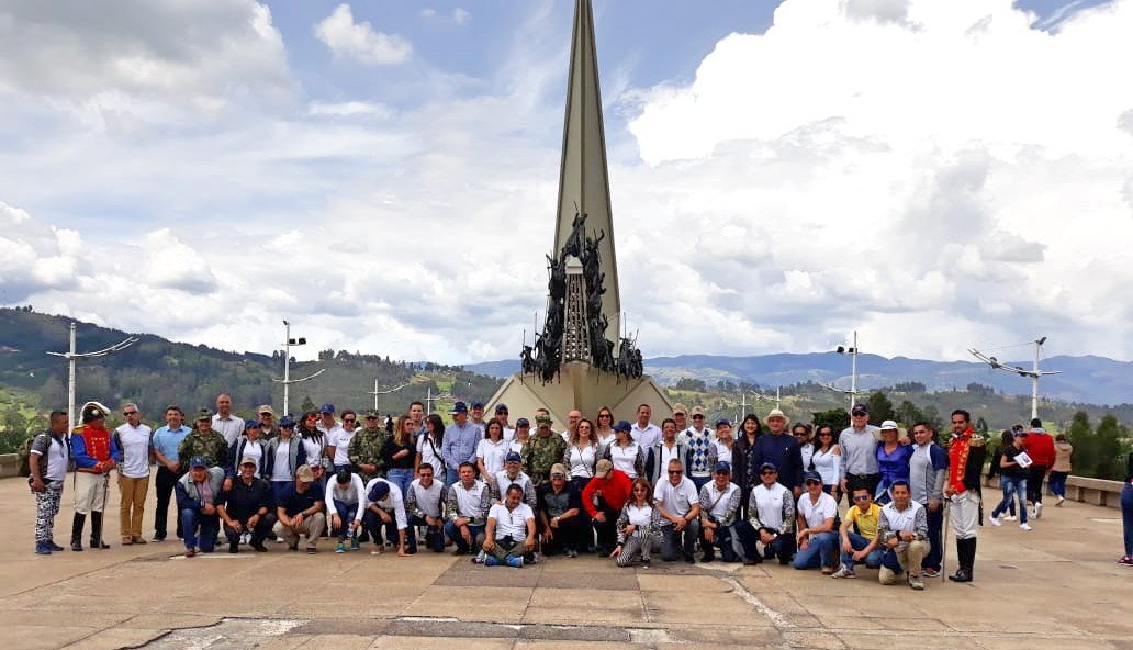 linampuertom's tweet photo. La #PrimeraBrigada recibió la vista del Curso de Altos Estudios Militares (CAEM)y el Curso Integral de Defensa Nacional CIDENAL a #Boyacá . #CdteBr1 acompañó un recorrido por sitios históricos del departamento #Bicentenario. #HeroesMultimisión https://t.co/sG17GgjSav