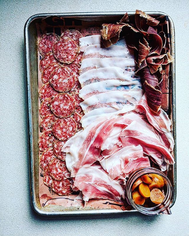 Chef_Rouge's tweet photo. House cures &amp; pickles.
Making friends with meat  @bogsidebrewingco
Tuscan herb salami, venison ham, culatello, Guanciale @chef_nucrad 
#housecures #salami #salumi #salumerume #pickles #beer #brewery https://t.co/uqrWSWeXda