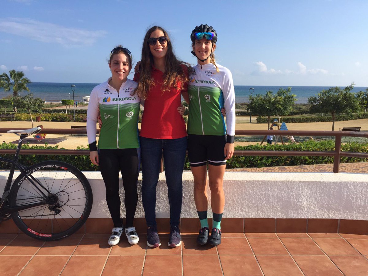 FMTriatlon's tweet photo. 6 mujeres han representado a esta @FMTriatlon el finde en Mar de Pulpí. @ana93tri, #MartaGarcíaLlorente, #AlbaÁlvarez y @beamedrano121 como triatletas, @saritaperez88 como entrenadora y @donate_sara en las Jornadas de Presidentes Autonómicos. @TRIATLONSP https://t.co/haHmeoyVvo