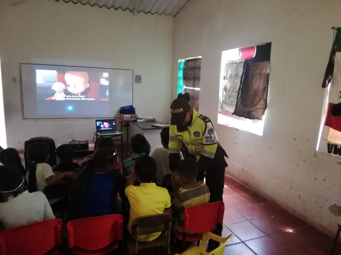 PoliciaCmarca's tweet photo. #ProteccionInfancia de #Sibaté en la vereda #Bradamonte, se realizó actividad denominada #CineALaVereda  contando con la participación de 34 niños donde adicionalmente se realiza entrega de regalos y actividades recreativas  en compañía  la #ESJIM https://t.co/9vjAEDbPlz