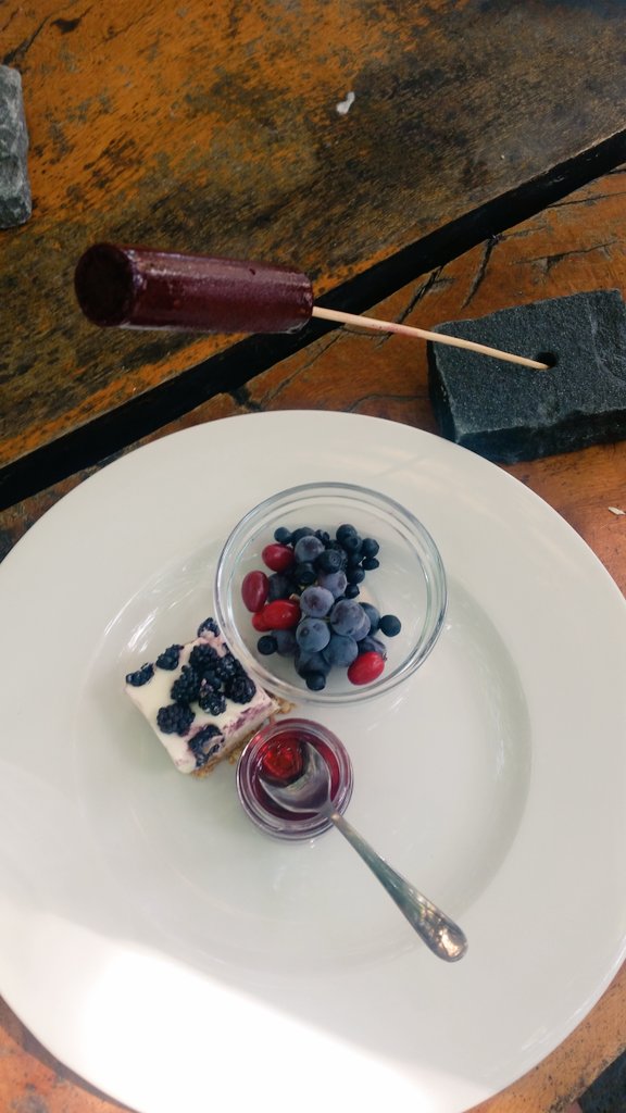 Jona07922372's tweet photo. Delicious 🤗🤗
#MriziIZanave #Fishte #Albania
#Berries #organicfood #cheesecake https://t.co/MmyWbfXJjF