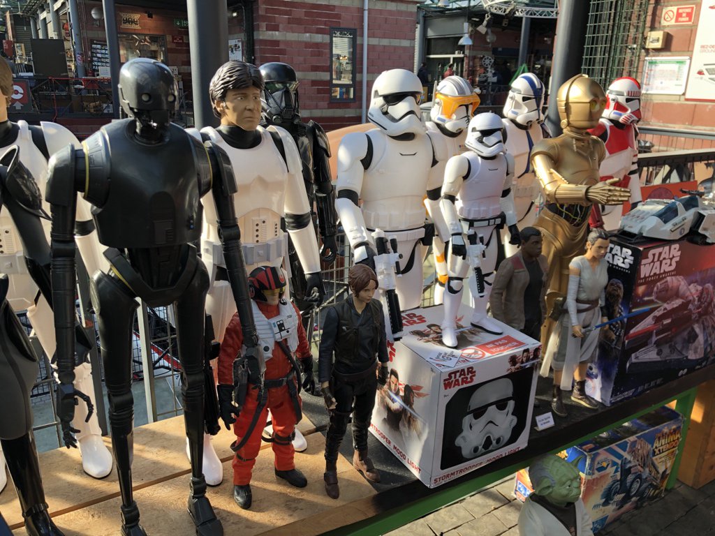 JFGuyot's tweet photo. Au #MarchéDauphine, aux #Puces #SaintOuen, c’est parti pour un mois d’arcades, de cartoons, de #SciFi, de #retro #vintage. La #DeLorean, la #Ecto1 de #SOSFantômes et la charrette des #Pierrafeu se sont posées cette nuit #BackToTheArcade @VixWorld https://t.co/AZFnpbkDK4