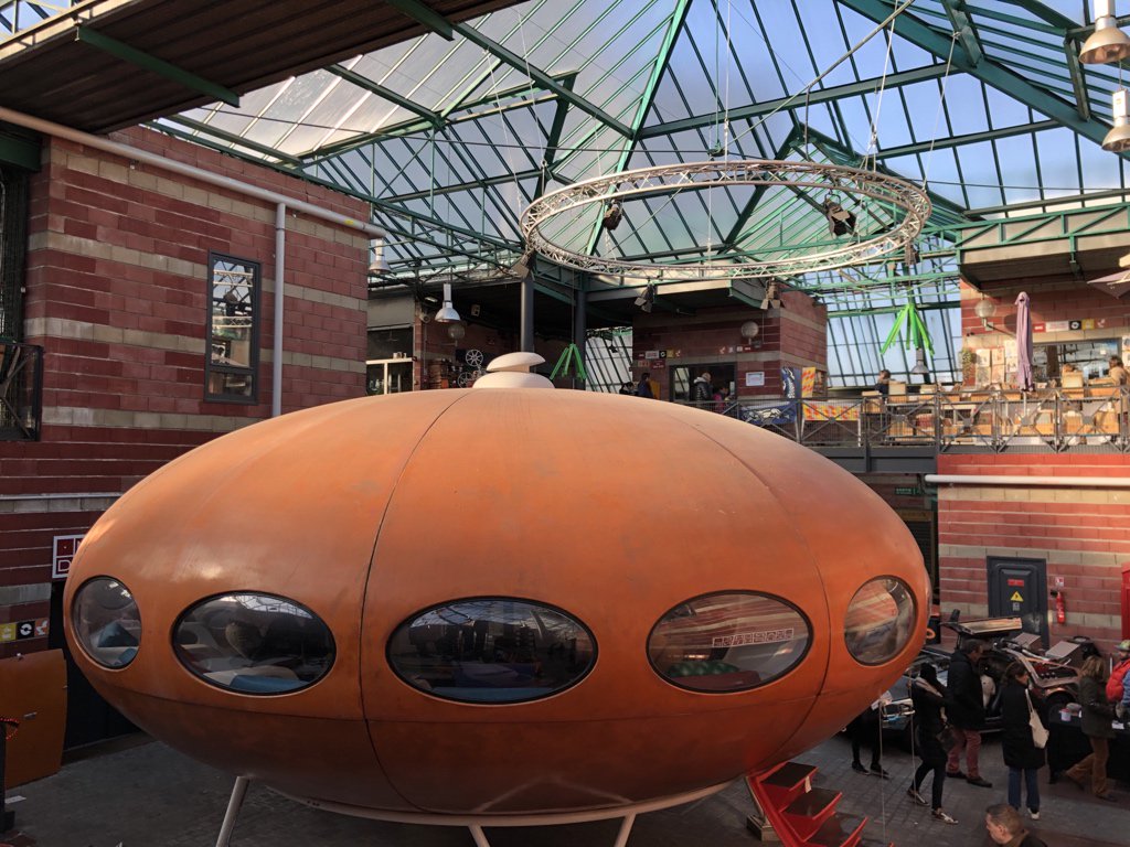 JFGuyot's tweet photo. Au #MarchéDauphine, aux #Puces #SaintOuen, c’est parti pour un mois d’arcades, de cartoons, de #SciFi, de #retro #vintage. La #DeLorean, la #Ecto1 de #SOSFantômes et la charrette des #Pierrafeu se sont posées cette nuit #BackToTheArcade @VixWorld https://t.co/AZFnpbkDK4