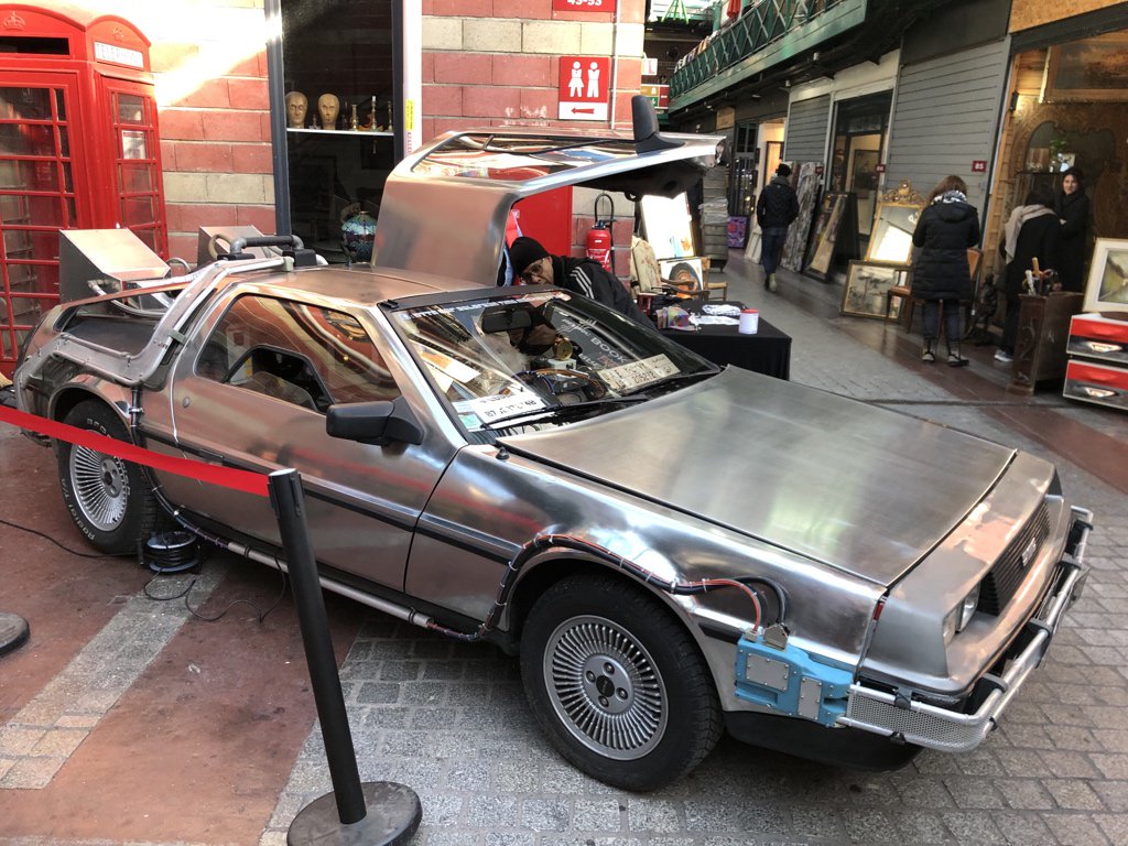 JFGuyot's tweet photo. Au #MarchéDauphine, aux #Puces #SaintOuen, c’est parti pour un mois d’arcades, de cartoons, de #SciFi, de #retro #vintage. La #DeLorean, la #Ecto1 de #SOSFantômes et la charrette des #Pierrafeu se sont posées cette nuit #BackToTheArcade @VixWorld https://t.co/AZFnpbkDK4