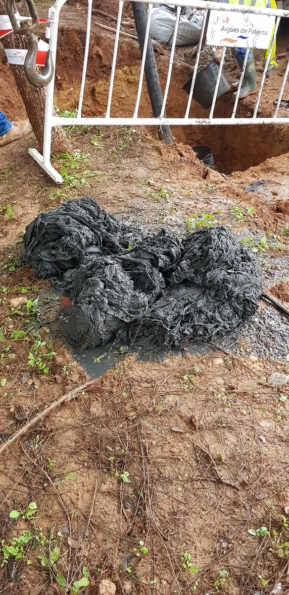 En Paterna el #MonstruoToallitas ataca de nuevo. Mirad en que se convierte un mal gesto doméstico. Obliga a <a href="/aiguespaterna/">Aigües de Paterna</a> y @infoHIDRAQUA a intervenir de urgencia.