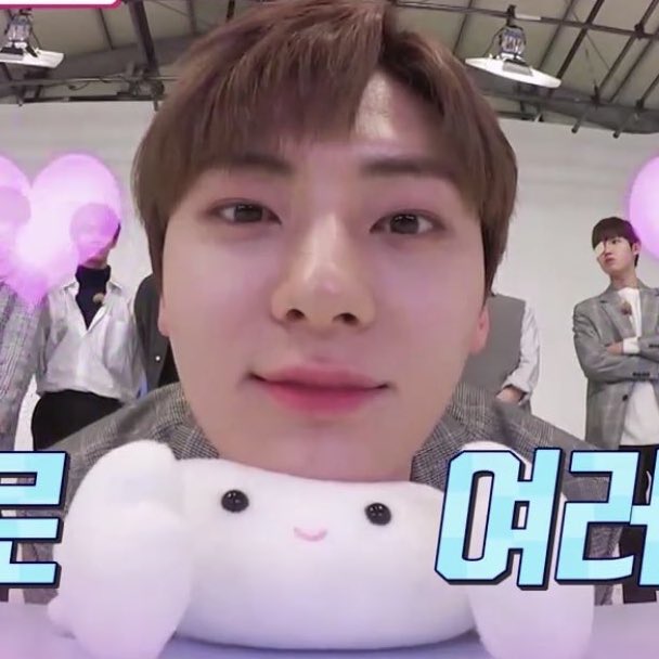 minmeow_'s tweet photo. #황민현 , #민현 🐱 https://t.co/k7jy60Y0nf