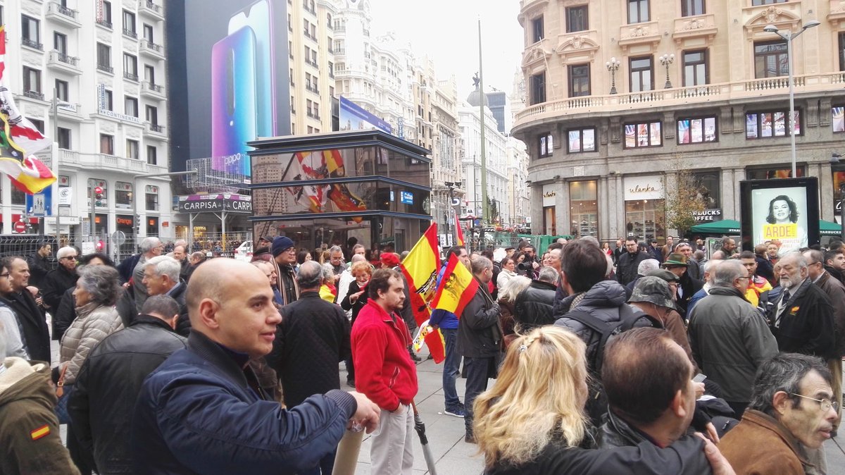 mohagerehou's tweet photo. 18 de noviembre de 2018 y  nos comemos una manifestación así en Madrid.

¡Ah! Y me he acercado a verlo y, sin haber dicho/hecho NADA más que fotos, la Policía me ha identificado. Me dijeron que era porque "podía estar generando conflicto".

Que cada uno saque sus conclusiones. https://t.co/cx7x2C0IKF