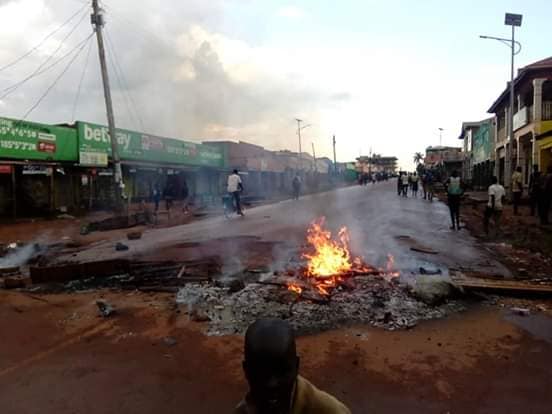 PearlOfAfricaRadio (@pearlfm1079) on Twitter photo MAYHEM IN LIRA TOWN UGANDA:
Police and UPDF officers rescue Indians from angry residents of Lira town. Cars stoned and bon fires lit in protest of killing school boy by two Indians.<a href="/Pearlfm1079/">PearlOfAfricaRadio</a> <a href="/philip_kabuye/">Phil K</a> <a href="/HajjiKaliisa/">Karim Kaliisa</a> @metpoliceug <a href="/Flanalubega/">Flavia Nalubega S.</a> MAYHEM IN LIRA TOWN UGANDA:
Police and UPDF officers rescue Indians from angry residents of Lira town. Cars stoned and bon fires lit in protest of killing school boy by two Indians.<a href="/Pearlfm1079/">PearlOfAfricaRadio</a> <a href="/philip_kabuye/">Phil K</a> <a href="/HajjiKaliisa/">Karim Kaliisa</a> @metpoliceug <a href="/Flanalubega/">Flavia Nalubega S.</a>